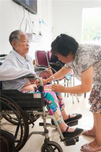 正在为老人擦药
